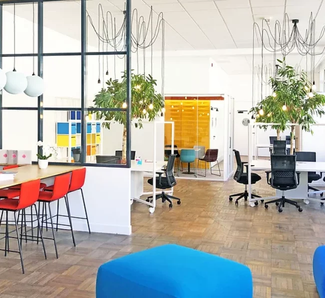 Prêts à transformer votre espace de travail ? Contactez Studio Paname dès aujourd'hui pour discuter de vos besoins en mobilier & aménagement et démarrer votre projet.
